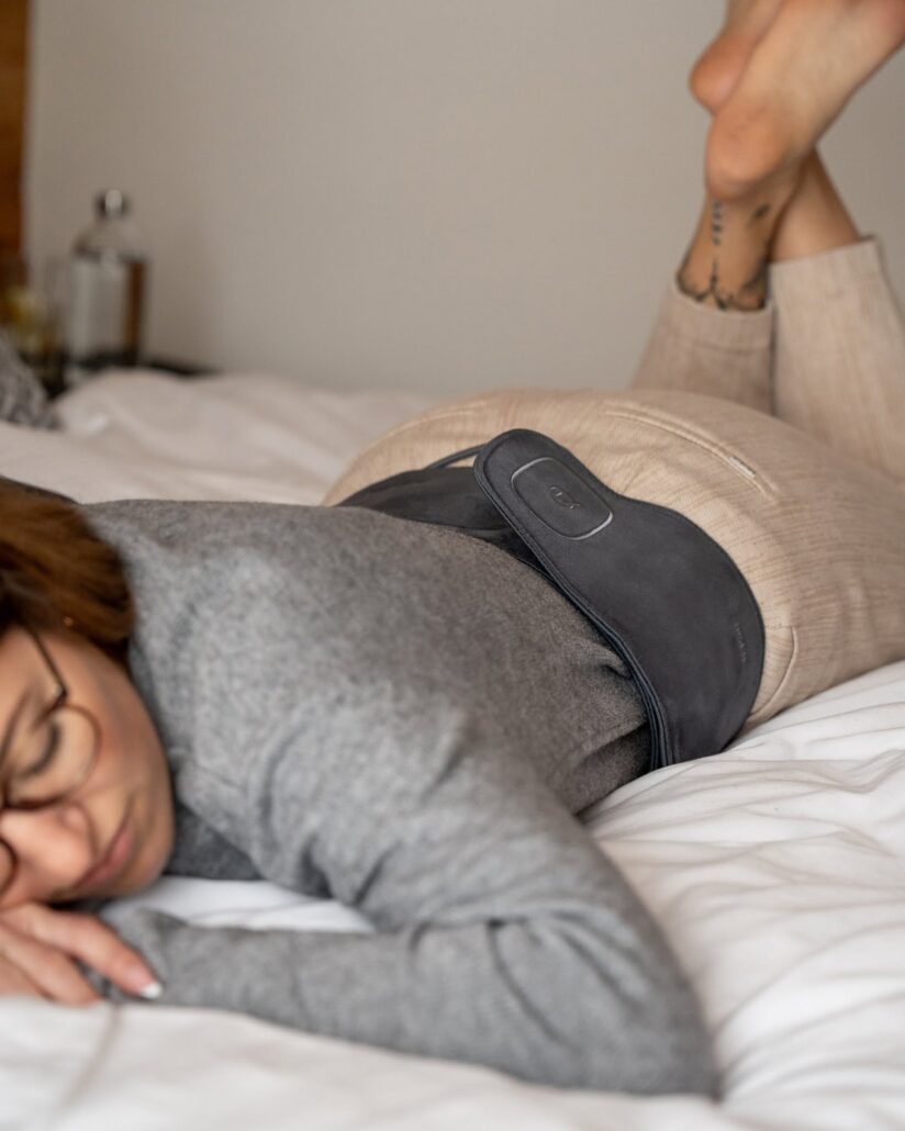 Regeneration nach dem Sport – Frau entspannt mit BEMER Anwendung