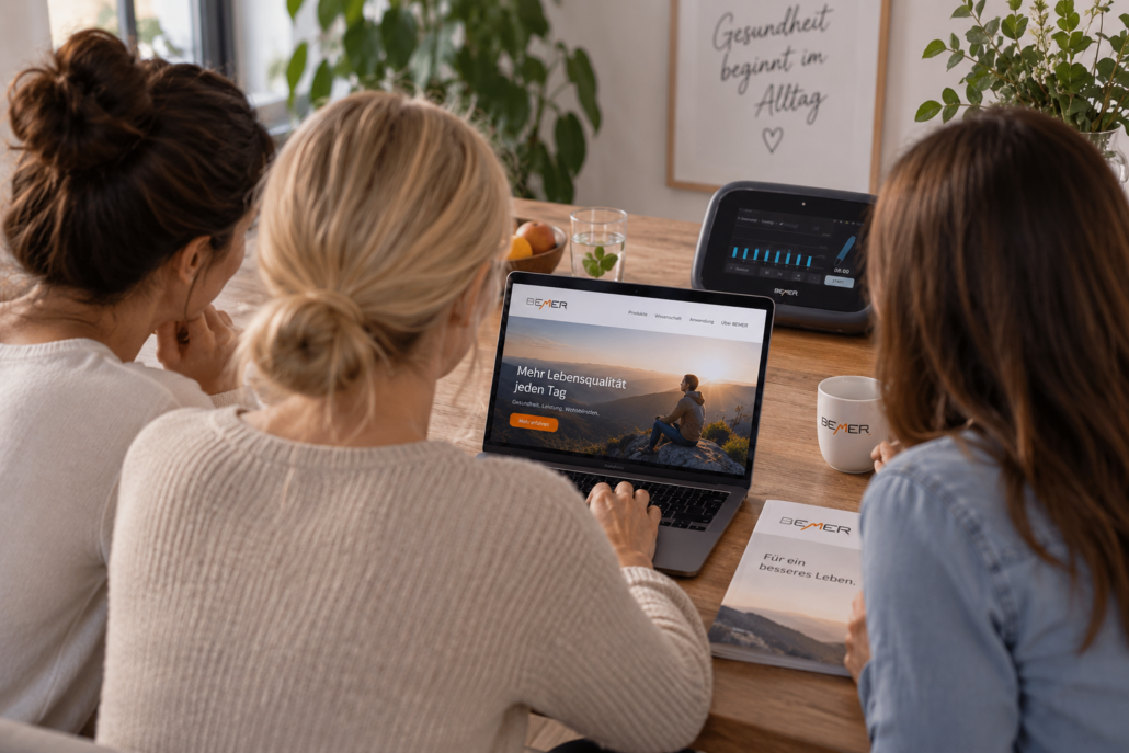 BEMER Partner werden – drei Frauen informieren sich gemeinsam über BEMER
